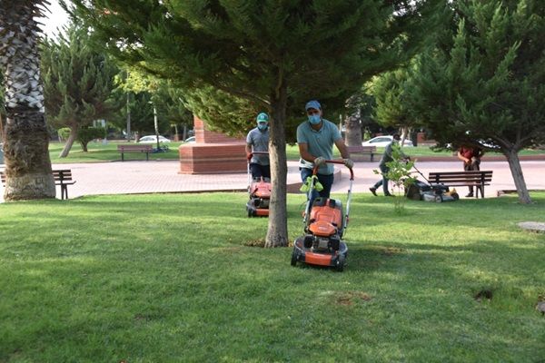 SİVEREK’TE PARK VE YEŞİL ALANLARDA BAKIM ÇALIŞMALARI SÜRÜYOR