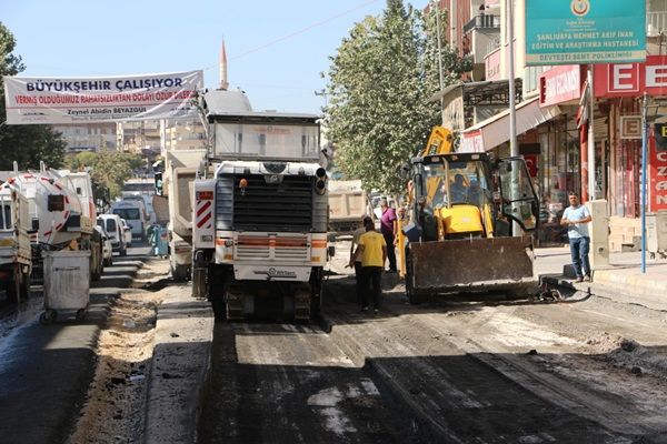 AÇIKSU CADDESİNDE GECE-GÜNDÜZ MESAİSİ