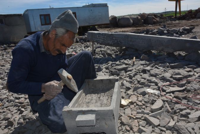 TAŞTAN ÇIKARDIĞI ESERLERLE GEÇİMİNİ SAĞLIYOR