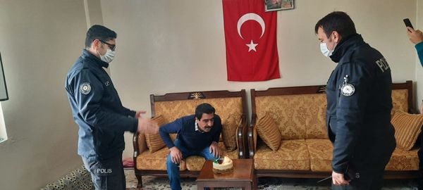 ŞANLIURFA’NIN KARAKÖPRÜ İLÇESİNDE SOKAĞA ÇIKMA KISITLAMASINDA DIŞARIYA ÇIKAMAYAN KARDEŞLER BABASI NASIR ÇAKMAK’IN DOĞUM GÜNÜ İÇİN POLİS EKİPLERİNDEN PASTA İSTEDİ.