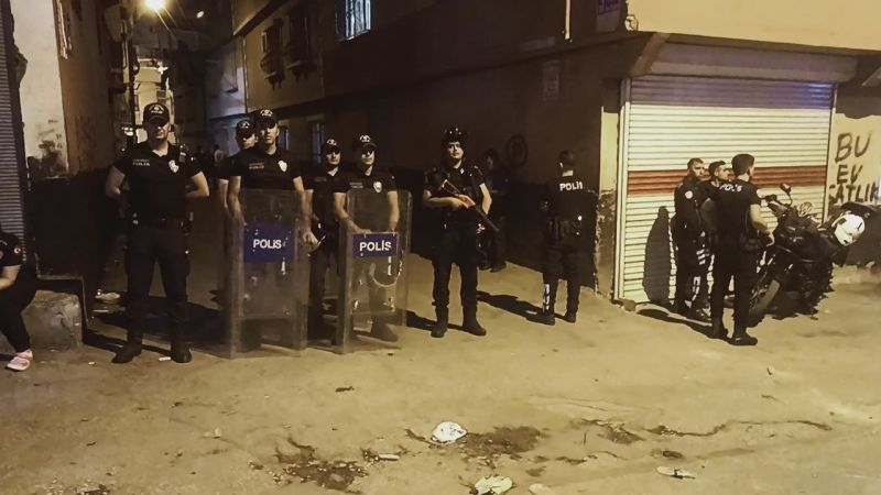 Aileler Arası Kavgada Polis De Yaralandı 