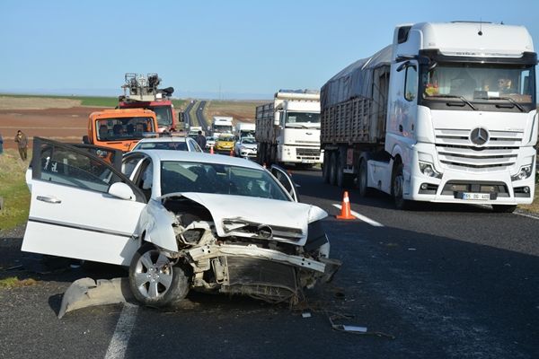 Şanlıurfa’nın Siverek İlçesinde Meydana Gelen Trafik Kazasında Bir Kişi Hayatını Kaybederken 3 Kişi Yaralandı.