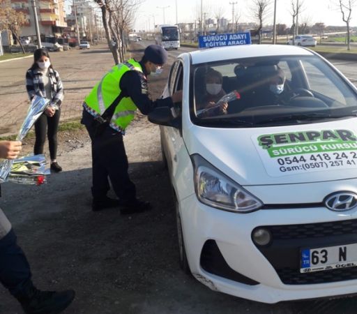 Siverek Jandarma Trafik Timi’nden Kadın Sürücü Ve Yolculara Karanfil