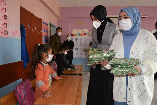 Başkan Ayşe Çakmak Öğrencilere Kırtasiye Malzemesi Dağıttı