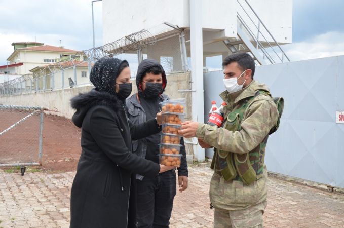 ASKERDE HAYATINI KAYBEDEN BABASI İÇİN İFTARLIK TATLI DAĞITTI