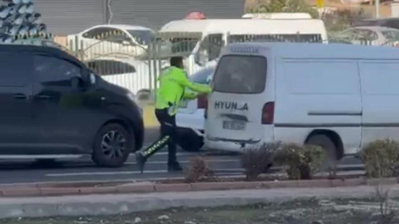 Trafik Polisi Aracı Arızalanan Sürücüye Yardım Etti