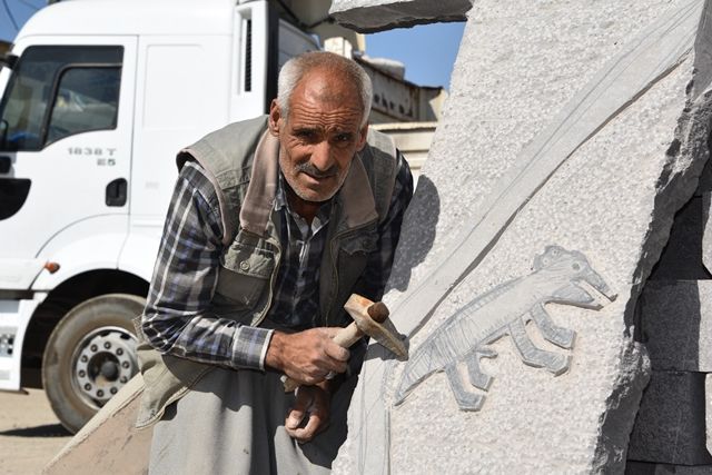 SİVEREKLİ TAŞ USTALARI GÖBEKLİTEPE’DEKİ DİKİLİTAŞIN REPLİKASINI YAPTI