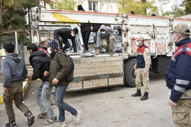 SİVEREKTE KAÇAK GÖÇMEN YAKALANDI.