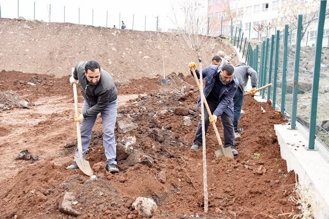 SİVEREK’TE OKULLAR BELEDİYENİN DOKUNUŞUYLA GÜZELLEŞİYOR