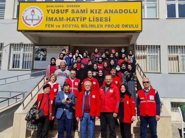 İZMİR GAZİEMİR KIZILAY ŞUBESİNDEN SİVEREKLİ ÖĞRENCİLERE KARDEŞLİK ELİ