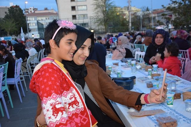 Başkan Çakmak, yetim çocuklar ve aileleriyle iftarda buluştu