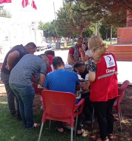 SİVEREKLİLER GÖZÜNÜ KIRPMADAN KANINI BAĞIŞLIYOR