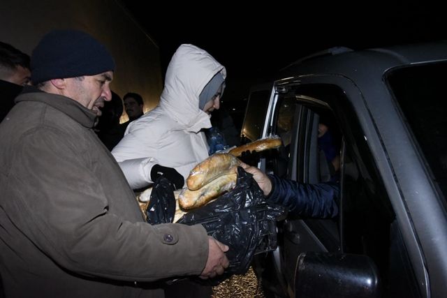 BAŞKAN ÇAKMAK, YOLDA KALAN VATANDAŞLARA KUMANYA DAĞITTI