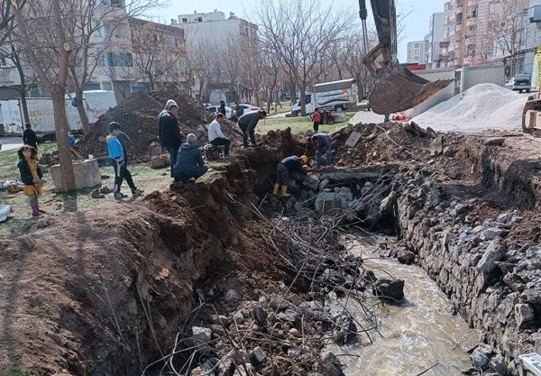 DEPREMDEN DOLAYİ ÇÖKEN ESMERÇAYIR  DERESİNİN ONARIMINA BAŞLANILDI