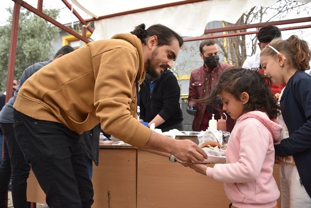 Siverekli esnaftan Adıyamanlı depremzede çocuklara hamburger sürprizi