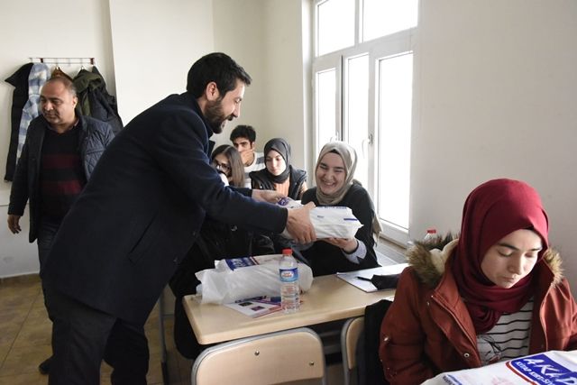 Siverek’te Üniversite Sınavlarına hazırlanan öğrencilere kitap desteği