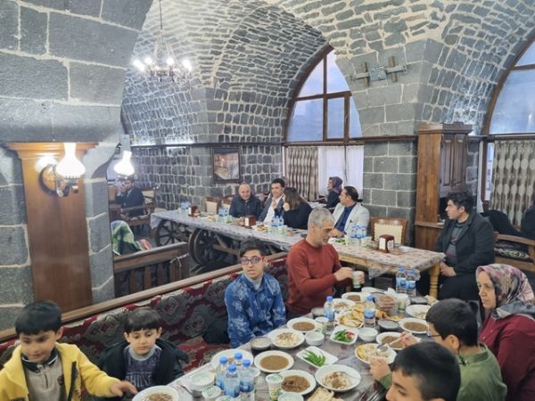 Siverek Kaymakamı Aziz Gölbaşı özel gereksimli vatandaşlarla iftarda buluştu