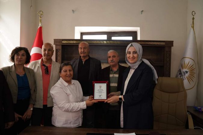 Siverek Belediye Başkanı Ayşe Çakmak’a Plaket