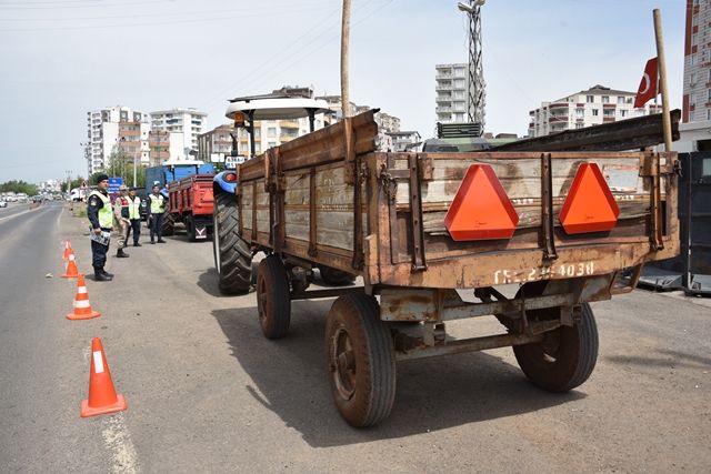 Siverek’te   Traktör Sürücülerine Reflektör Dağıtıldı