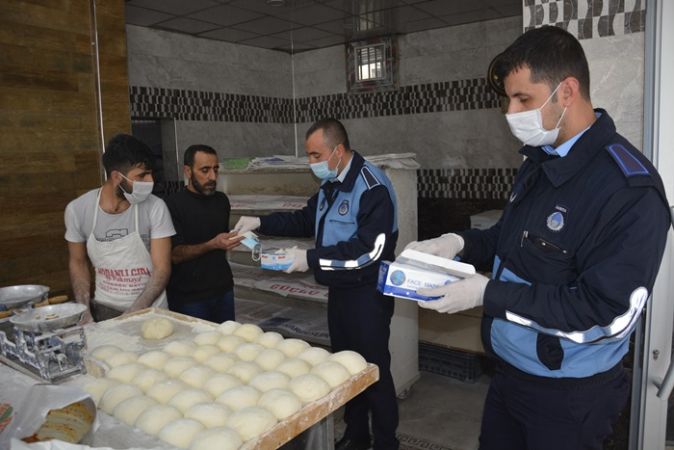 Siverek’te Zabıta Ekipleri Esnaflara Maske ve Eldiven Dağıttı