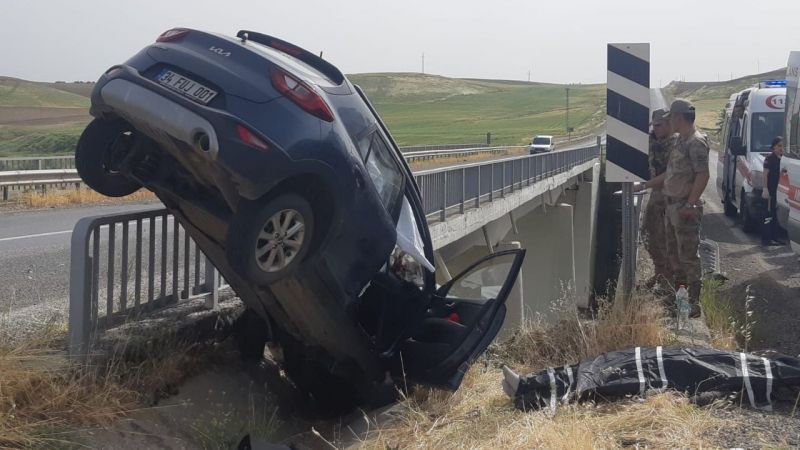 Diyarbakır feci kaza: Otomobil köprüde asılı kaldı, 1 kişi öldü, 3 kişi yaralandı 