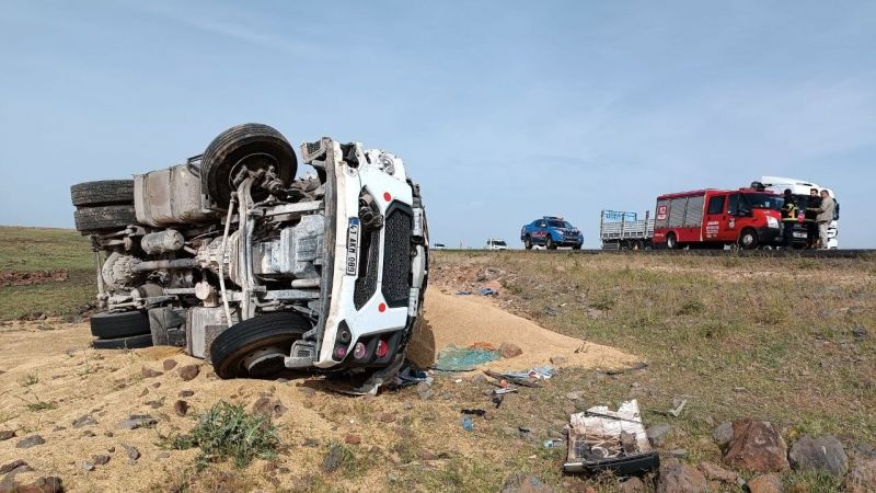 DEVRİLEN TIRDA SIKIŞAN SÜRÜCÜ İTFAİYE EKİPLERİNCE KURTARILDI 