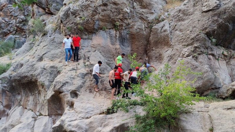 Piknik Yaptıktan Sonra Kayalıklardan Düştü 