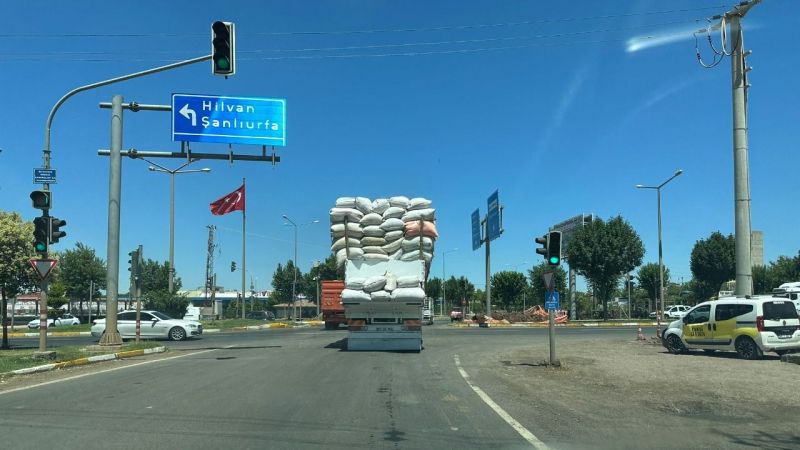 Siverek’te Saman Yüklü Kamyonlar Trafiği Olumsuz Etkiliyor