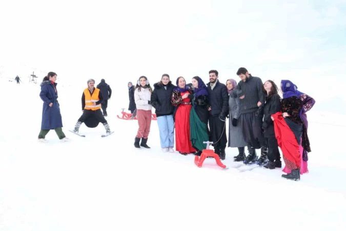 Karacadağ'da Geleneksel Kıyafetlerle Kayak Keyfi