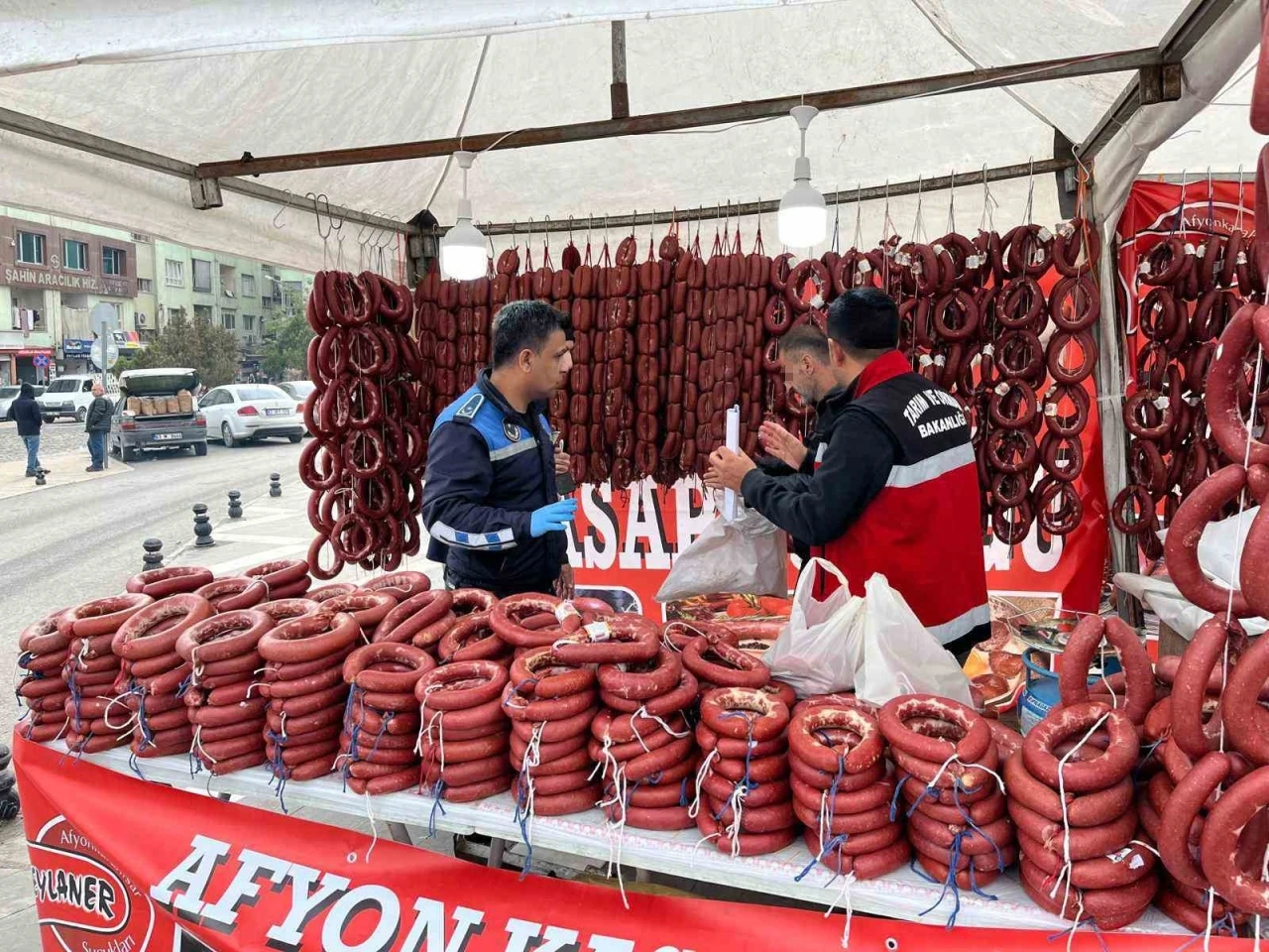 1 Ton Sahte Sucuk Ele Geçirildi