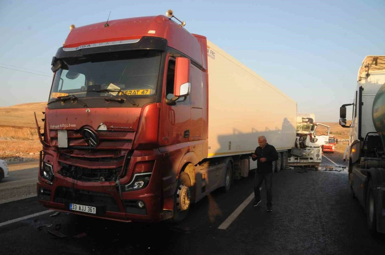 4 Tırın Karıştığı Zincirleme Trafik Kazasında 1 Kişi Yaralandı