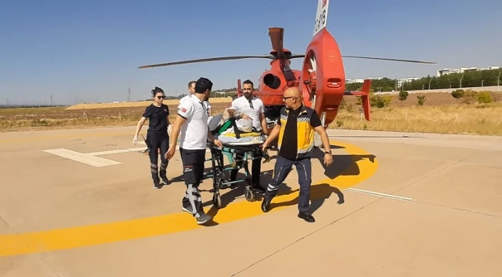 83 Yaşındaki Kadın, Kafasına Demir Düşmesi Sonucu Ambulans Helikopterle Hastaneye Sevk Edildi