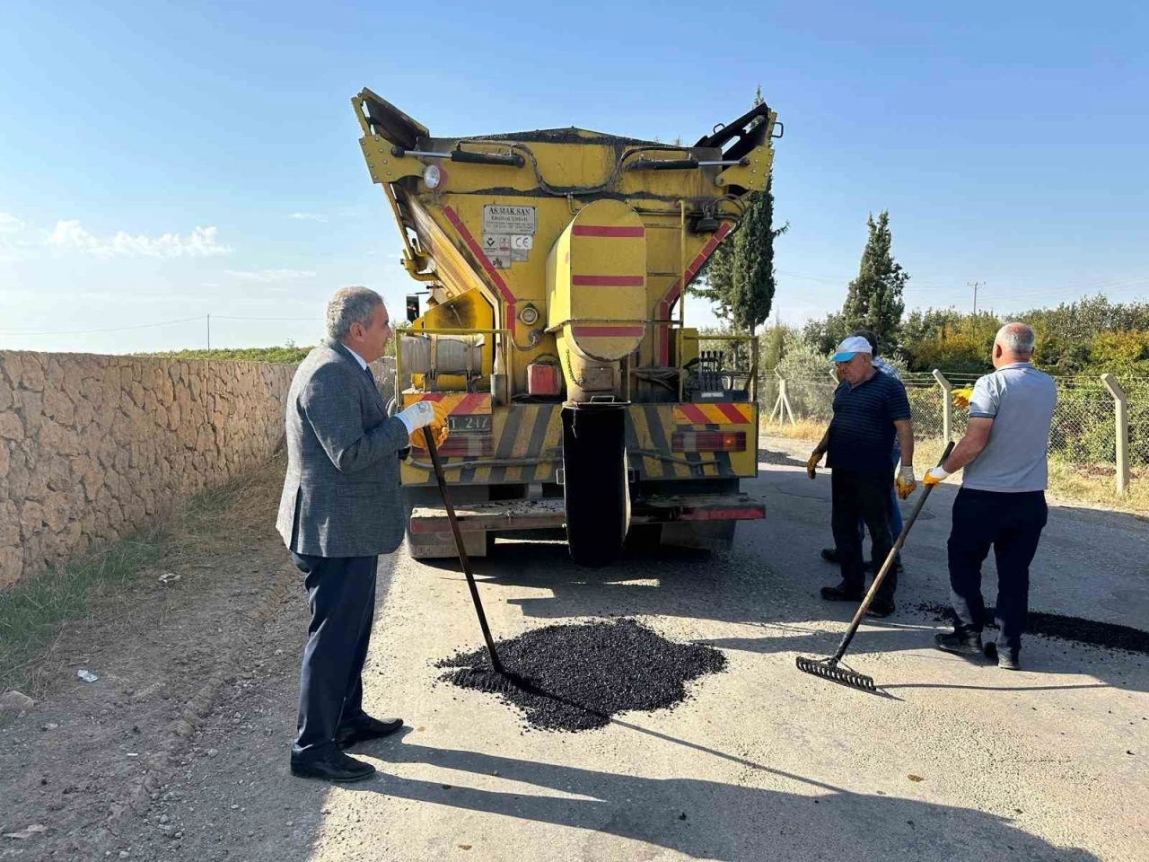 Adıyaman'da  “Köy Yollarında Asfalt Çalışmaları Kesintisiz Sürüyor”