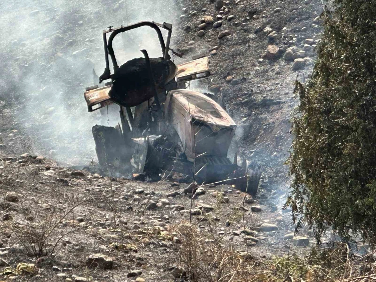 Adıyaman Kahta’da Anız Yangınına Müdahale Eden Sürücü Traktör Kazasında Hayatını Kaybetti