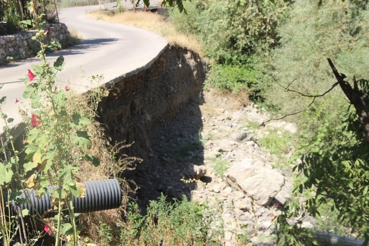  Akarsu Toprağı Aşındırdı, Ortasu Köy Yolu Havada Kaldı