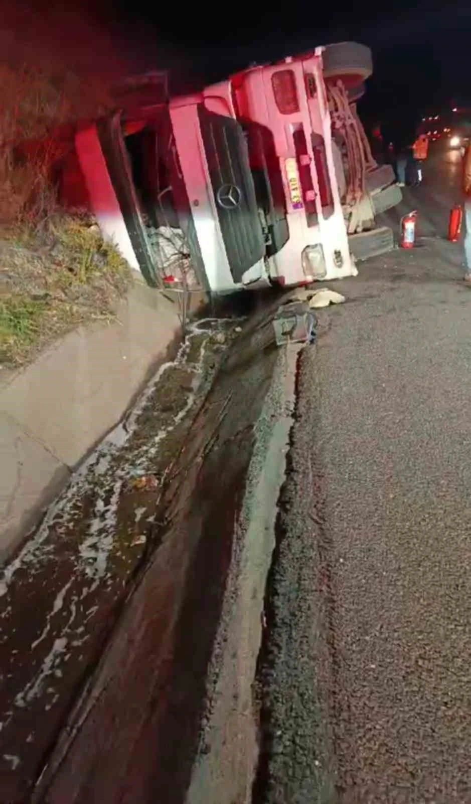 Akaryakıt Tankeri Devrildi Tonlarca Yakıt Yola Döküldü