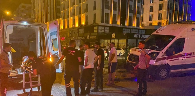  Ambulans ve Otomobil Çarpıştı