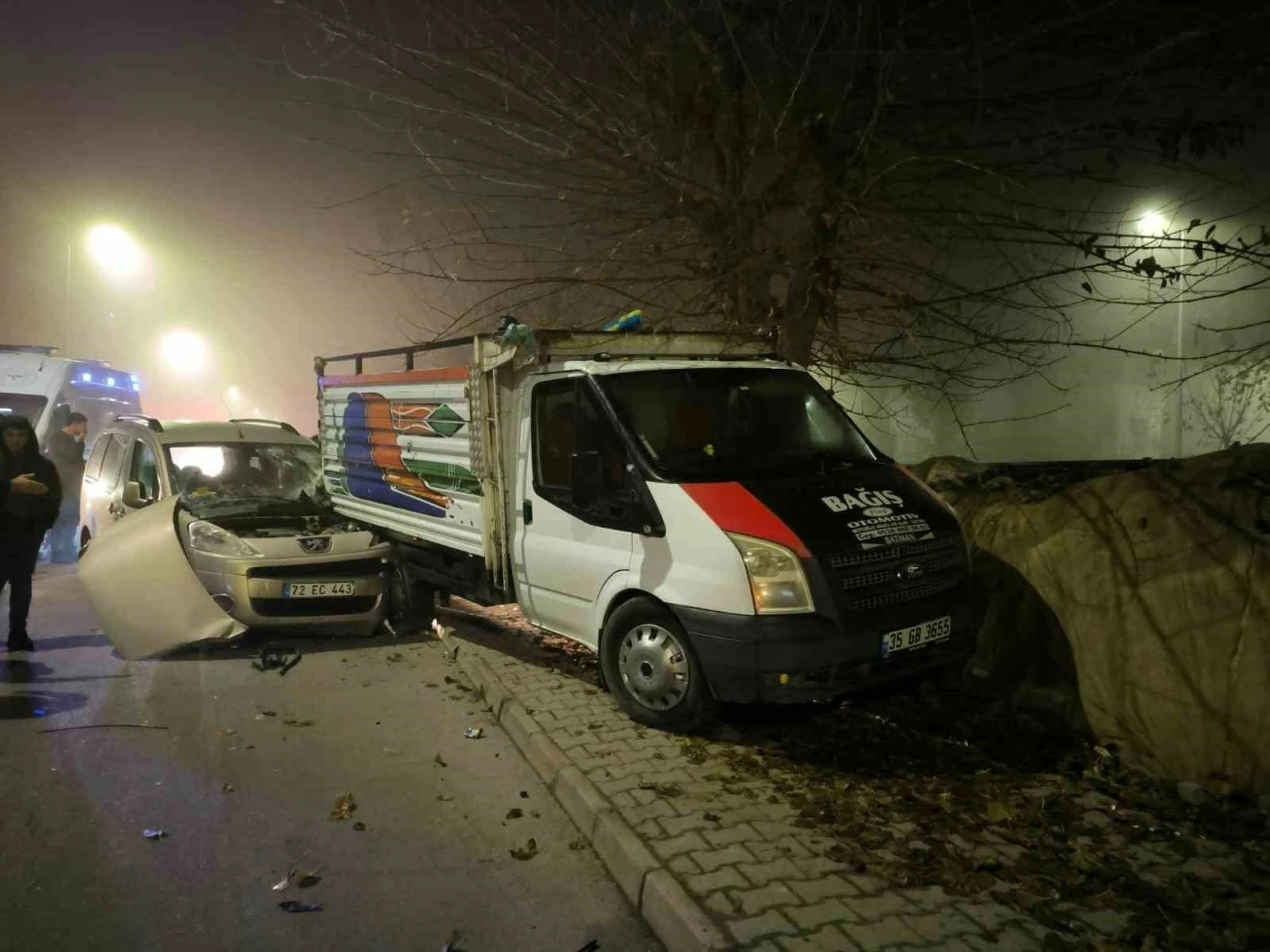 Araçta Sıkışan Sürücü, 1 Saatlik Kurtarma Çalışmasının Ardından Kurtarıldı