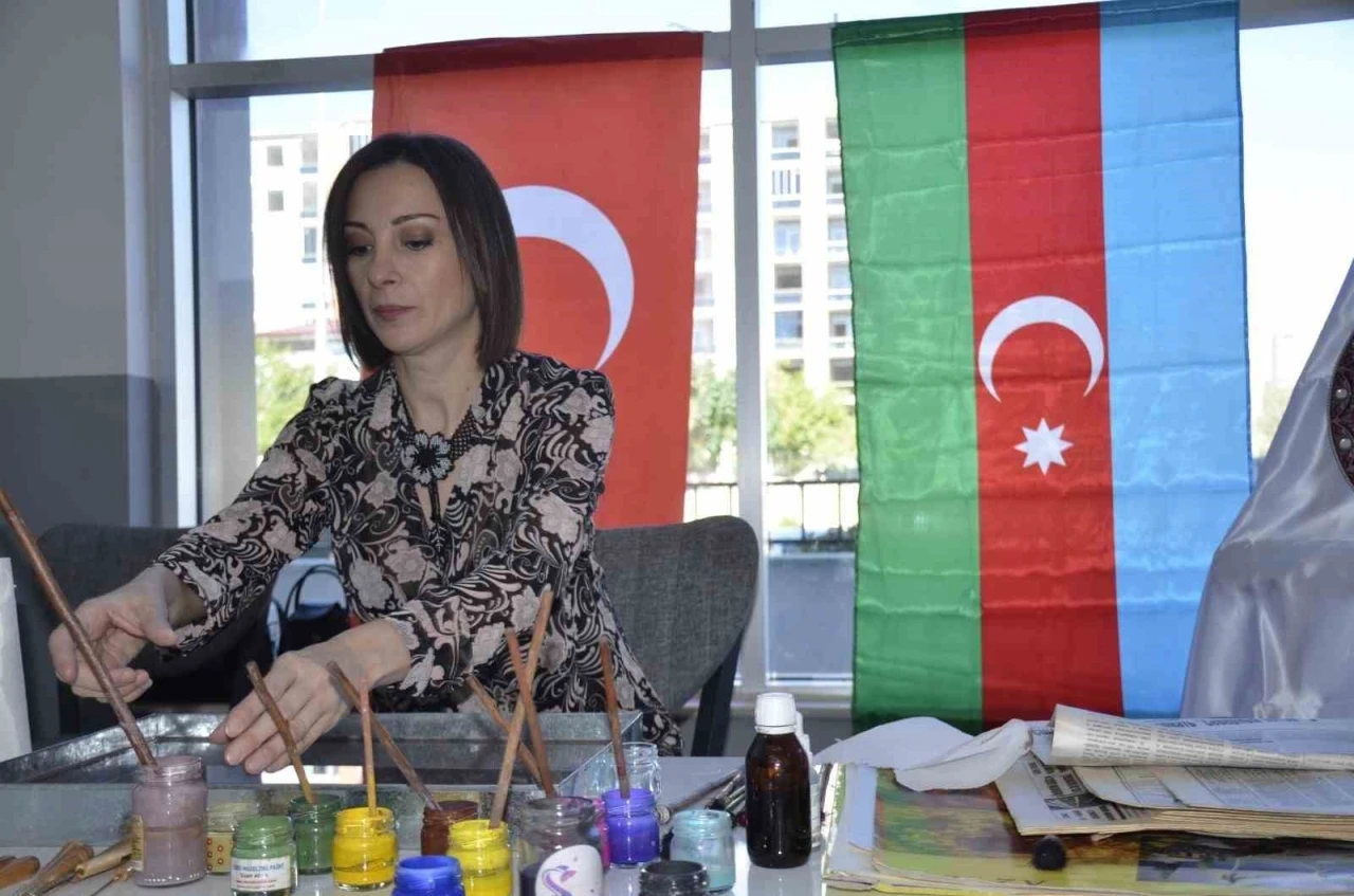 Azerbaycanlı Sanatçı Sevinç Aliyeva’nın Eserleri Besni’de Büyüledi