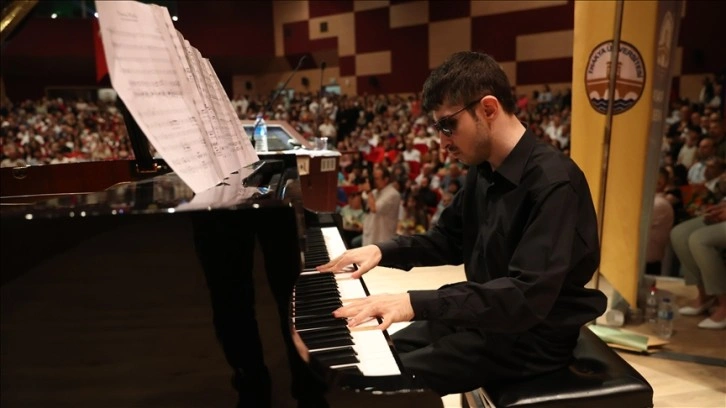 Barış Manço hayranı görme engelli, müzik öğretmenliği hayaline çok yaklaştı