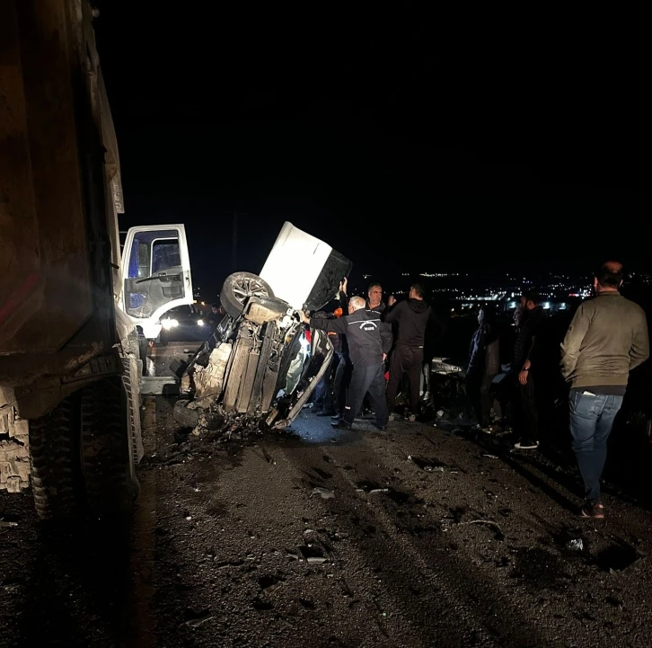 Batman'da Hafriyat Kamyonuyla Otomobil Kaza Yaptı: 3 Yaralı