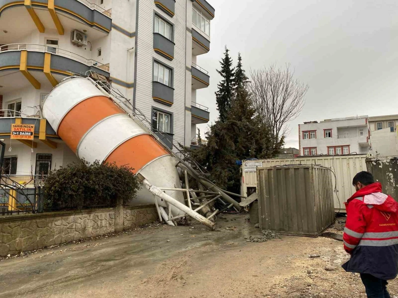 Beton Silosu Devrildi, Balkonun Üzerine Düştü