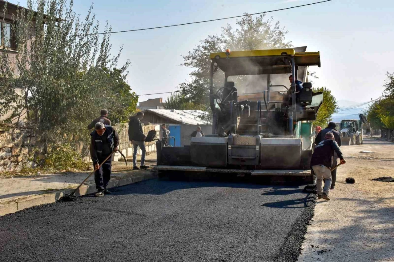 Bozulan Yolları Asfaltlıyor