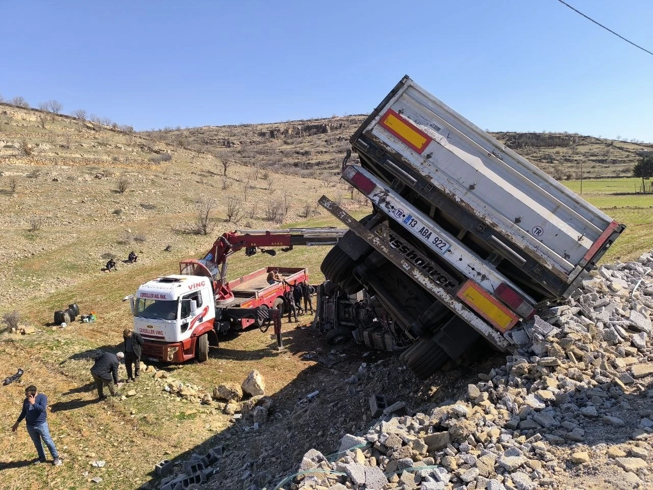 Briket Yüklü Tır Devrildi: 1 Yaralı