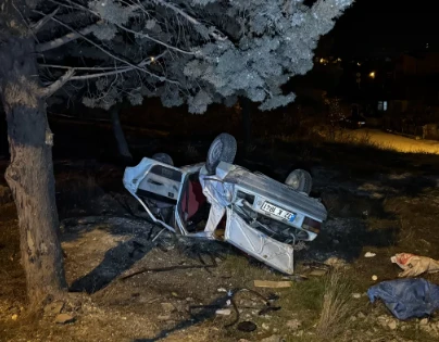 Burdur'da Şarampole Devrilen Otomobilde 3 Kişi Yaralandı