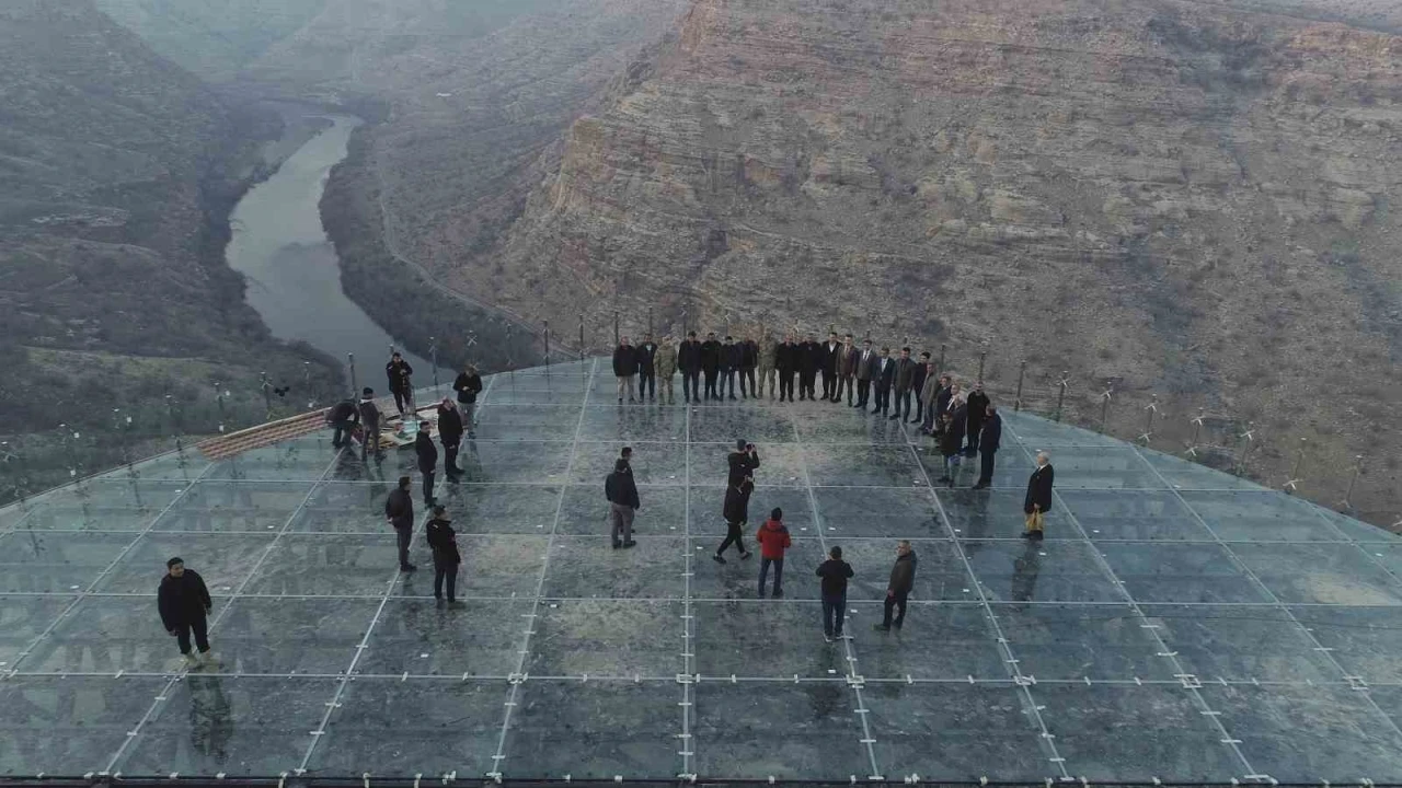 Cehennem Deresi Cam Terası Turistlerin İlgi Odağında