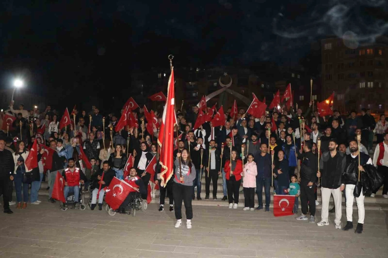 Cumhuriyet Bayramı'nın 101. Yıl Coşkusu: Fener Alayı Yürüyüşü Heyecan Yarattı