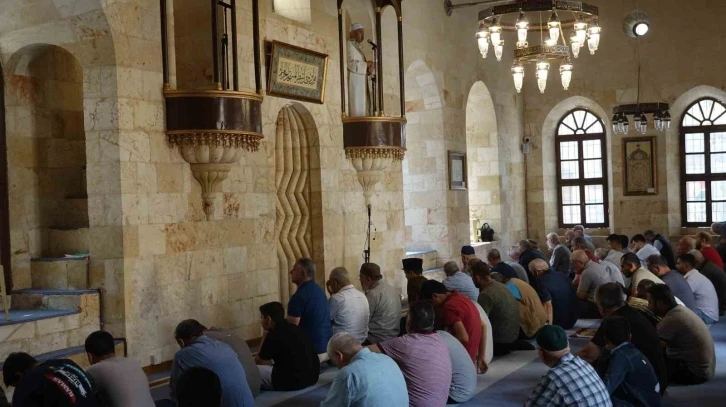 Deprem Sonrası Hasar Gören Kozluca Camii, Cemaatine Yeniden Kavuştu