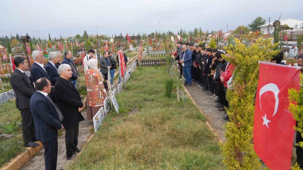 Depremde Hayatını Kaybeden Öğretmenler İçin Duygusal Kabir Ziyareti Gerçekleşti