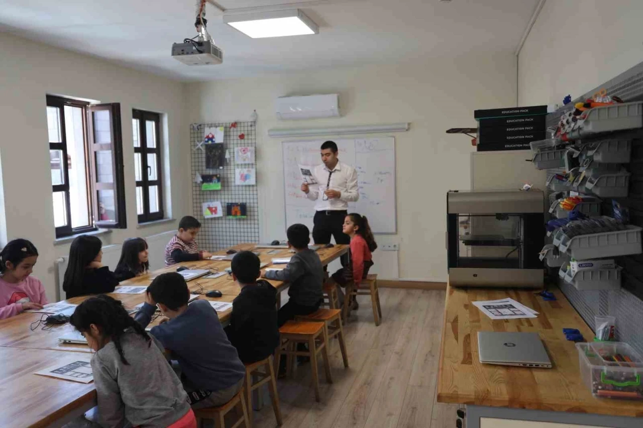 Dezavantajlı Çocuklar ve Okul Öğrencileri Etkinlik Atölyelerinde Yazılım Gibi Birçok Alanda Eğitim Görüyor